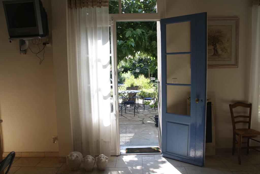 ニッサン・レ・アンサリューヌ Aux Pots Bleus Bed & Breakfast エクステリア 写真
