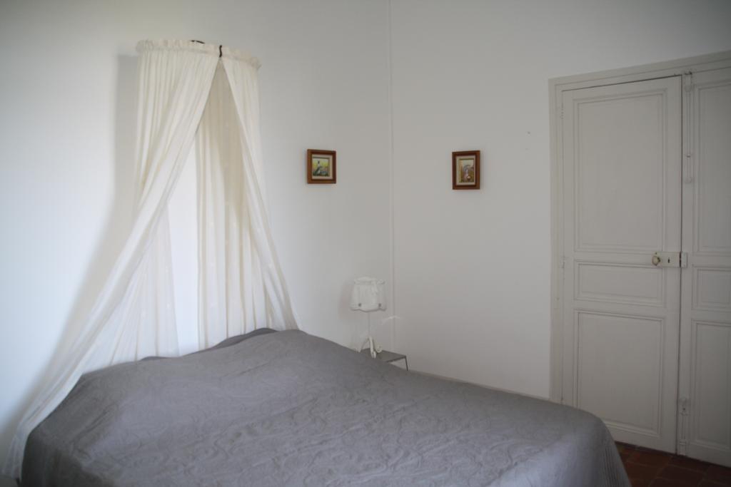ニッサン・レ・アンサリューヌ Aux Pots Bleus Bed & Breakfast 部屋 写真