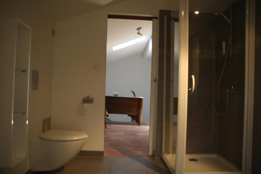 ニッサン・レ・アンサリューヌ Aux Pots Bleus Bed & Breakfast 部屋 写真
